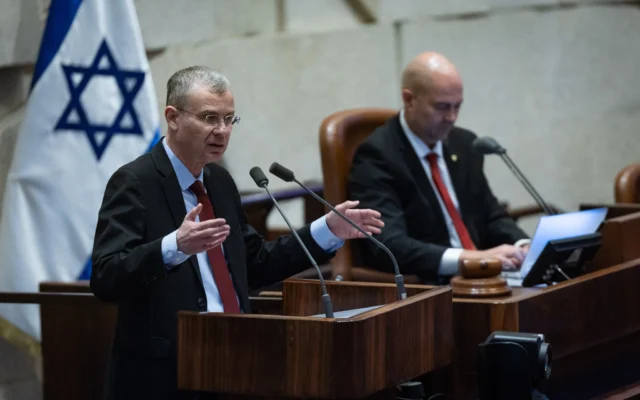 Le ministre de la Justice Yariv Levin assiste à une session plénière à la Knesset à Jérusalem, le 3 décembre 2025. (Crédit : Yonatan Sindel/Flash90) Le ministre de la Justice Yariv Levin assiste à une session plénière à la Knesset à Jérusalem, le 3 décembre 2025. (Crédit : Yonatan Sindel/Flash90)