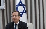 Le président Isaac Herzog lors d'une réunion avec le chancelier allemand Friedrich Merz (hors champ), à la résidence présidentielle, à Jérusalem, le 6 décembre 2025. (Crédit : Yonatan Sindel)