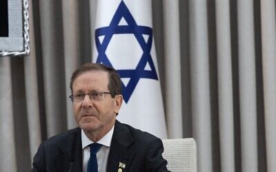 Le président Isaac Herzog lors d'une réunion avec le chancelier allemand Friedrich Merz (hors champ), à la résidence présidentielle, à Jérusalem, le 6 décembre 2025. (Crédit : Yonatan Sindel)