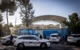 La police perquisitionnant une installation de l'UNRWA, à Jérusalem-Est, le 8 décembre 2025. (Crédit : Chaïm Goldberg/Flash90)