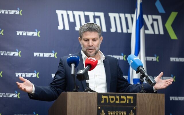 Le ministre des Finances, Bezalel Smotrich, chef du parti HaTzionout HaDatit, lors d'une réunion de faction de la Knesset, à Jérusalem, le 8 décembre 2025. (Crédit : Chaïm Goldberg/Flash90)