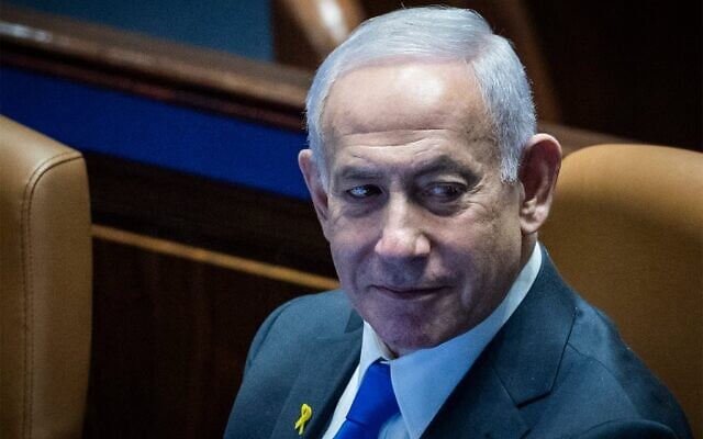 Le Premier ministre Benjamin Netanyahu, dans la salle plénière de la Knesset, le 8 décembre 2025. (Crédit : Chaïm Goldberg/Flash90) Le Premier ministre Benjamin Netanyahu, dans la salle plénière de la Knesset, le 8 décembre 2025. (Crédit : Chaïm Goldberg/Flash90)