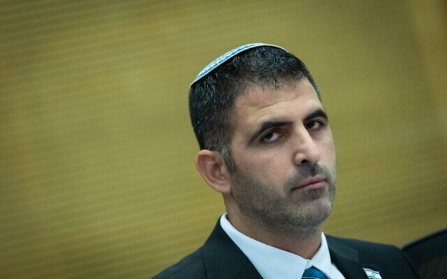 Shlomo Karhi, ministre des Communications, lors d'une table ronde spéciale sur un projet de loi controversé relatif aux communications, à la Knesset, le 8 décembre 2025. (Crédit : Yonatan Sindel/Flash90)