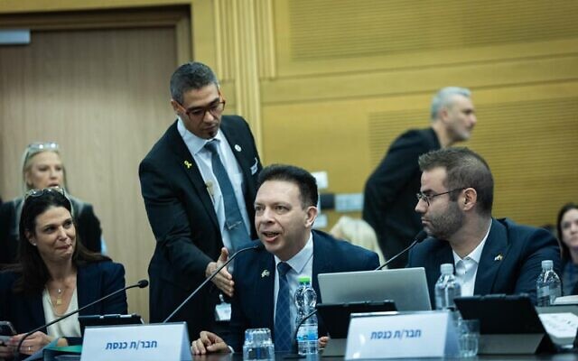 Le député Vladimir Beliak, membre du parti Yesh Atid, expulsé hors de la commission spéciale sur le projet de loi sur les médias, à la Knesset, le 8 décembre 2025. (Crédit : Yonatan Sindel/Flash90)