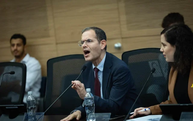Le député du Likud Moshe Saada s'en prend au procureur général adjoint Gil Limon lors d'une réunion de la commission de la Constitution, du Droit et de la Justice à la Knesset, le 9 décembre 2025. (Crédit : Yonatan Sindel/Flash90)