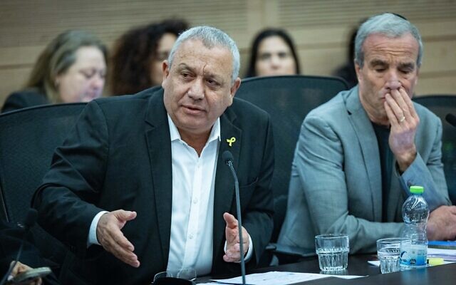 Gadi Eisenkot assistant à une réunion de la commission des Affaires étrangères et de la Défense de la Knesset, à Jérusalem, le 9 décembre 2025. (Crédit : Yonatan Sindel/Flash90) Gadi Eisenkot assistant à une réunion de la commission des Affaires étrangères et de la Défense de la Knesset, à Jérusalem, le 9 décembre 2025. (Crédit : Yonatan Sindel/Flash90)