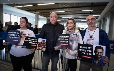 Des familles endeuillées par la récente guerre s'adressent aux médias, au tribunal de Tel Aviv, le 10 décembre 2025 (Crédit : Avshalom Sassoni/Flash90)