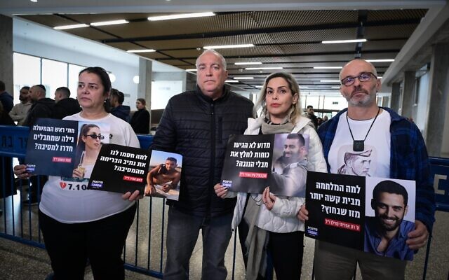 Des familles endeuillées par la récente guerre s'adressent aux médias, au tribunal de Tel Aviv, le 10 décembre 2025 (Crédit : Avshalom Sassoni/Flash90)