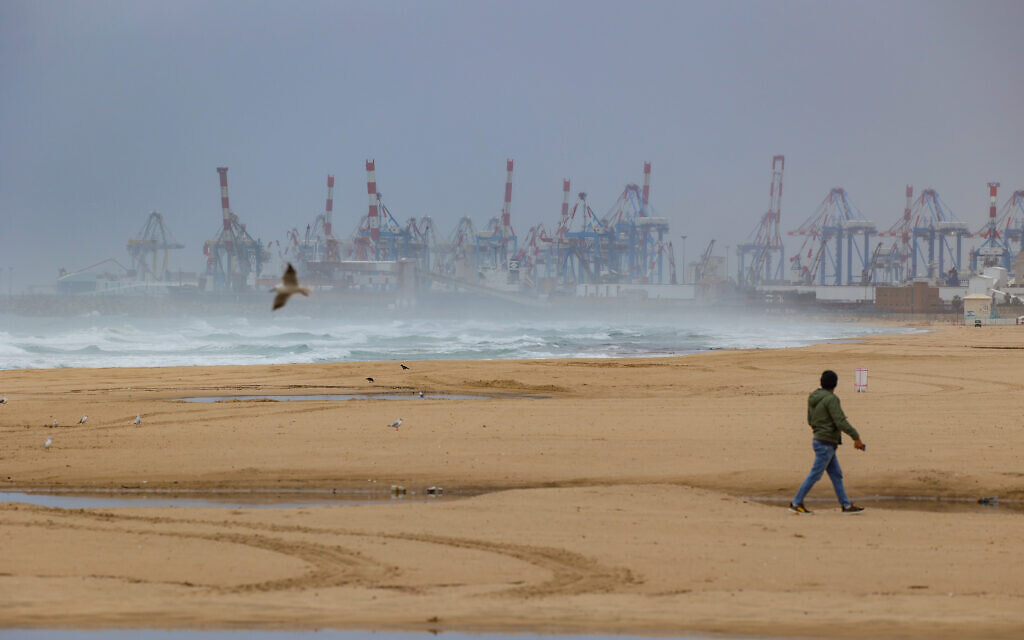 Vents violents et pluie sur la plage de la ville d'Ashdod, dans le sud d'Israël, lors de la tempête Byron, le 10 décembre 2025. (Crédit : Flash90)