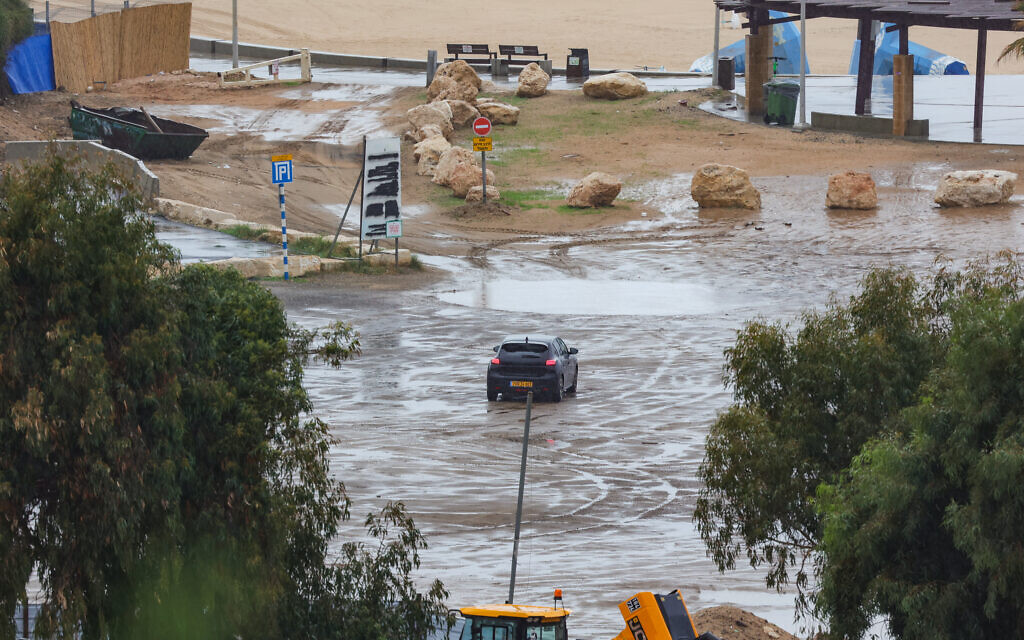 Vents violents et pluie sur la plage de la ville d'Ashdod, dans le sud d'Israël, lors de la tempête Byron, le 10 décembre 2025. (Crédit : Flash90)