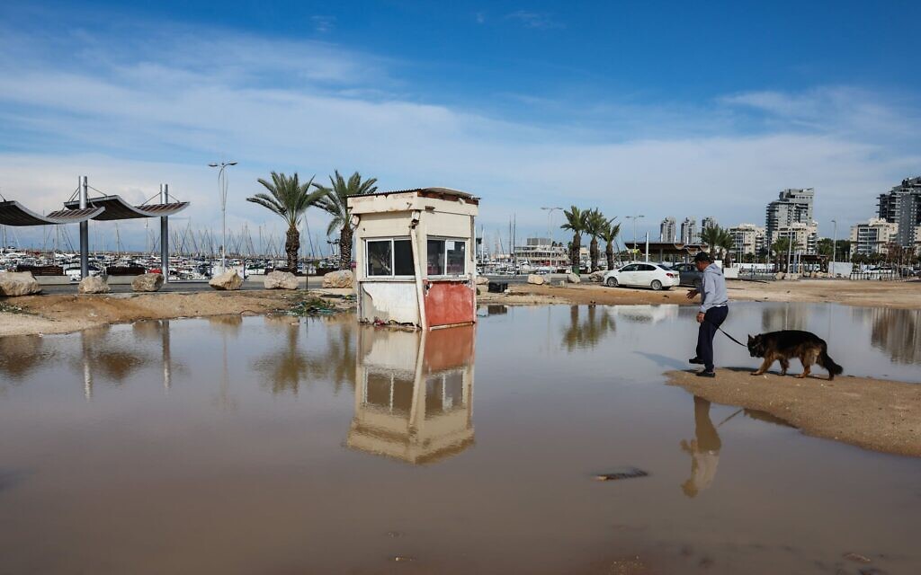 Inondations près de la plage d'Ashdod lors de la tempête Byron, le 10 décembre 2025. (Crédit : Flash90)