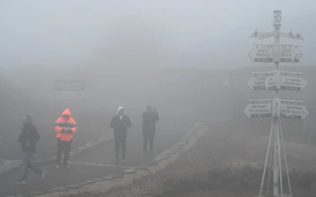 Le brouillard au mont Bental, surplombant la frontière avec la Syrie dans les hauteurs du Golan, le 10 décembre 2025. (Crédit : Michael Giladi/Flash90)