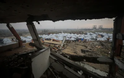 L’eau de pluie inonde les rues et les tentes des Palestiniens déplacés, à Deir al-Balah, dans le centre de la bande de Gaza. 11 décembre 2025. (Crédit : Ali Hassan/Flash90)
