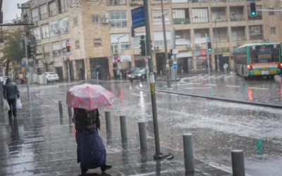 Les rues inondées de Jérusalem, en pleine tempête Byron, le 11 décembre 2025. (Crédit : Chaim Goldberg/FLASH90)
