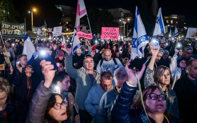 Des manifestants anti-gouvernement, sur la Place Habima, à Tel Aviv, le 13 décembre 2025. (Crédit : Avshalom Sassoni/Flash90)