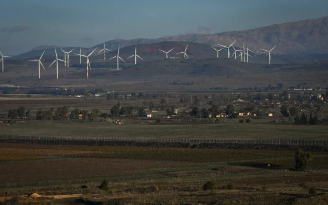 Une station d'éoliennes près de la frontière israélienne avec la Syrie, dans le plateau du Golan, le 13 décembre 2025. (Crédit : Michael Giladi/Flash90)