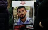 Une affiche du sous-officier de l'unité d'élite de police Yassam Ran Gvili visible lors d'un rassemblement appelant le Hamas à restituer sa dépouille, toujours retenue à Gaza, dans la communauté israélienne de Meitar, au sud du pays, le 13 décembre 2025. (Crédit : Tsafrir Abayov/Flash90)