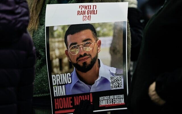 Une affiche du sous-officier de l'unité d'élite de police Yamam Ran Gvili visible lors d'un rassemblement appelant le Hamas à restituer sa dépouille, toujours retenue à Gaza, dans la communauté israélienne de Meitar, au sud du pays, le 13 décembre 2025. (Crédit : Tsafrir Abayov/Flash90)