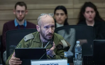 Le général de brigade Shay Tayeb s'exprimat lors d'une réunion de la commission des Affaires étrangères et de la Défense de la Knesset, à Jérusalem, le 14 décembre 2025. (Crédit : Yonatan Sindel/Flash90)