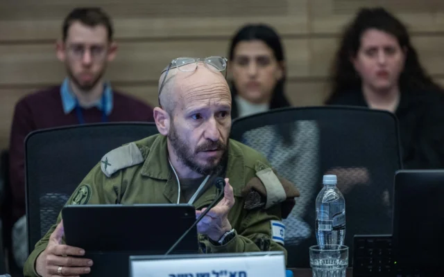 Le général de brigade Shay Tayeb s'exprimat lors d'une réunion de la commission des Affaires étrangères et de la Défense de la Knesset, à Jérusalem, le 14 décembre 2025. (Crédit : Yonatan Sindel/Flash90)