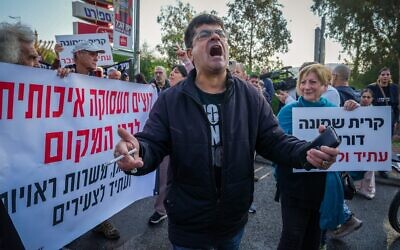 Les habitants de Kiryat Shmona et les commerçants locaux bloquent l'entrée de la ville lors d'une manifestation pour réclamer une aide financière de l'État, à Kiryat Shmona, le 16 décembre 2025. (Crédit : Ayal Margolin/Flash90) Les habitants de Kiryat Shmona et les commerçants locaux bloquent l'entrée de la ville lors d'une manifestation pour réclamer une aide financière de l'État, à Kiryat Shmona, le 16 décembre 2025. (Crédit : Ayal Margolin/Flash90)