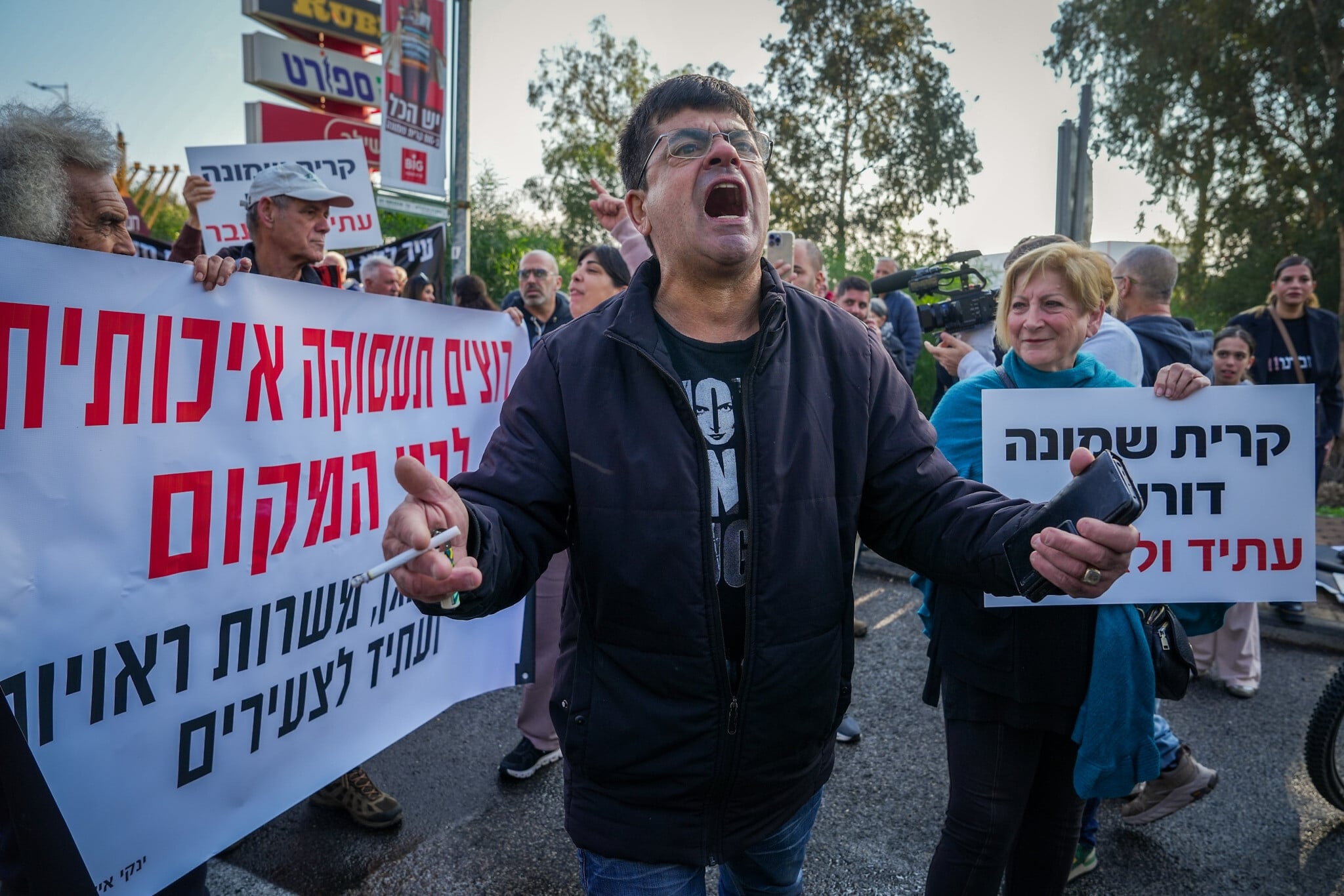 Les habitants de Kiryat Shmona et les commerçants locaux bloquent l'entrée de la ville lors d'une manifestation pour réclamer une aide financière de l'État, à Kiryat Shmona, le 16 décembre 2025. (Crédit : Ayal Margolin/Flash90) Les habitants de Kiryat Shmona et les commerçants locaux bloquent l'entrée de la ville lors d'une manifestation pour réclamer une aide financière de l'État, à Kiryat Shmona, le 16 décembre 2025. (Crédit : Ayal Margolin/Flash90)