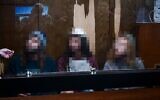 Trois suspects juifs, accusés d'avoir agressé une femme arabe enceinte à Jaffa quelques jours plus tôt, arrivent pour une audience sur la prolongation de leur détention au tribunal de Tel Aviv, le 16 décembre 2025. (Crédit : Avshalom Sassoni/Flash90)
