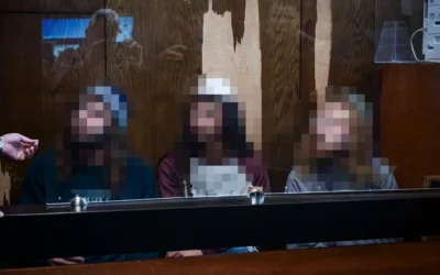 Trois suspects juifs, accusés d'avoir agressé une femme arabe enceinte à Jaffa quelques jours plus tôt, arrivent pour une audience sur la prolongation de leur détention au tribunal de première instance de Tel Aviv, le 16 décembre 2025. (Crédit : Avshalom Sassoni/Flash90)