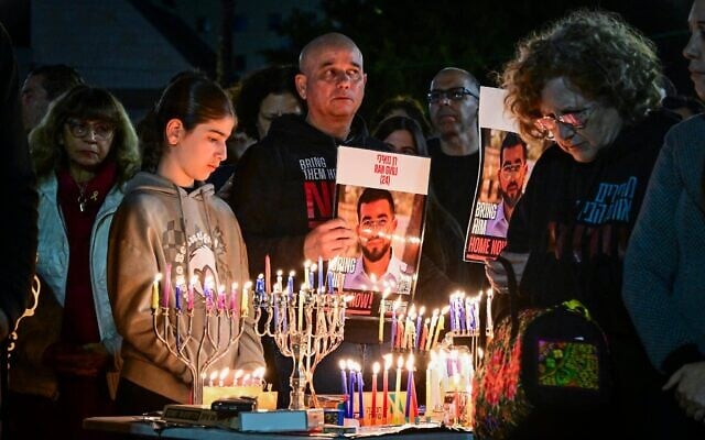 Les proches, amis et sympathisants du sergent-chef Ran Gvili, dont le corps est détenu par le Hamas, allumant des bougies de Hanoukka, sur la Place des Otages, à Tel Aviv, le 21 décembre 2025. (Crédit : Avshalom Sassoni/Flash90) Les proches, amis et sympathisants du sergent-chef Ran Gvili, dont le corps est détenu par le Hamas, allumant des bougies de Hanoukka, sur la Place des Otages, à Tel Aviv, le 21 décembre 2025. (Crédit : Avshalom Sassoni/Flash90)