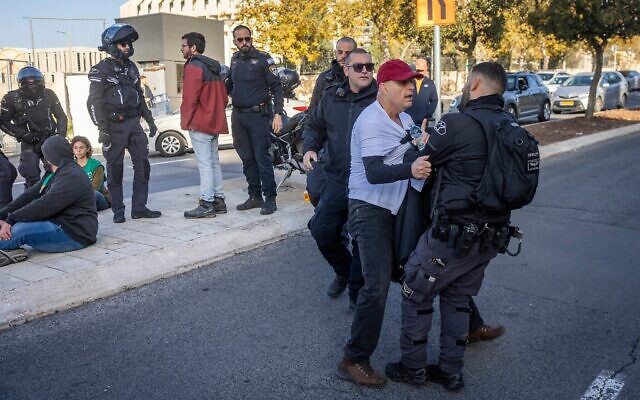 La police dispersant des militants qui manifestaient pour réclamer la création d'une commission d'enquête nationale sur le 7-Octobre, devant le bureau du Premier ministre à Jérusalem, le 22 décembre 2025 (Crédit : Chaïm Goldberg/Flash90)