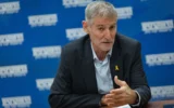 Le chef du parti Les Démocrate, Yaïr Golan, dirigeant une réunion de faction, à la Knesset à Jérusalem, le 22 décembre 2025. (Crédit : Yonatan Sindel/Flash90)