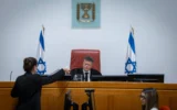 Le président de la Cour suprême Isaac Amit, à la Cour suprême, à Jérusalem, le 23 décembre 2025 (Crédit : Chaïm Goldberg/Flash90)