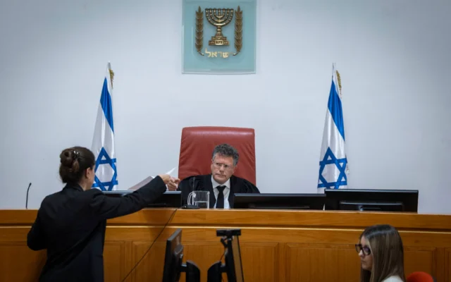 Le président de la Cour suprême Isaac Amit, à la Cour suprême, à Jérusalem, le 23 décembre 2025 (Crédit : Chaïm Goldberg/Flash90) Le président de la Cour suprême Isaac Amit, à la Cour suprême, à Jérusalem, le 23 décembre 2025 (Crédit : Chaïm Goldberg/Flash90)
