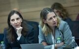 La procureure générale adjointe Avital Sompolinsky (à droite) assistant à une réunion de la commission spéciale sur le projet de loi sur les communications, à la Knesset, le 23 décembre 2025. (Crédit : Yonatan Sindel/Flash90)