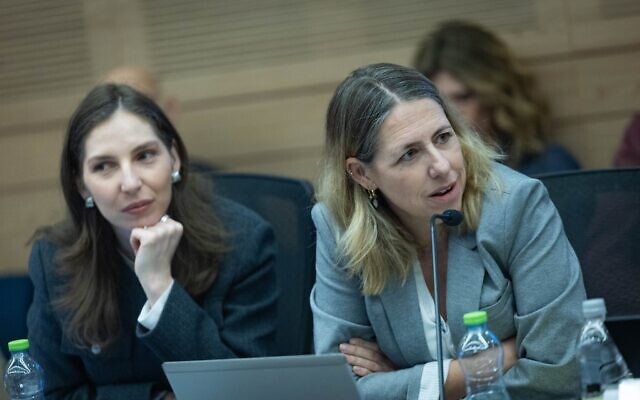 La procureure générale adjointe Avital Sompolinsky (à droite) assistant à une réunion de la commission spéciale sur le projet de loi sur les communications, à la Knesset, le 23 décembre 2025. (Crédit : Yonatan Sindel/Flash90)