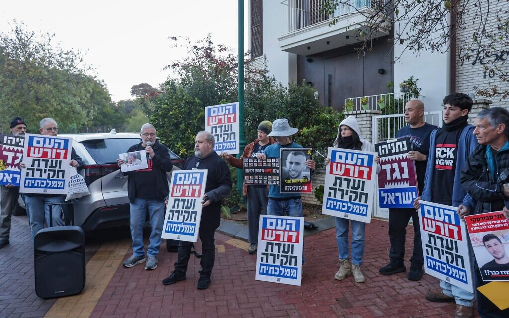 Des militants réclamant la création d'une commission d'enquête nationale sur le 7-Octobre devant le domicile du ministre de l'Éducation, Yoav Kisch, à Hod HaSharon, le 24 décembre 2025. (Crédit : Tal Gal/Flash90)