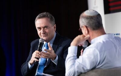 Le ministre de la Défense, Israel Katz, lors d'une conférence du journal israélien Makor Rishon, à Jérusalem, le 25 décembre 2025 (Crédit : Chaïm Goldberg/Flash90)