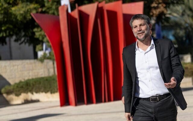 Le ministre des Finances, Bezalel Smotrich, arrivant à la conférence Makor Rishon, à Jérusalem, le 25 décembre 2025. (Crédit : Chaïm Goldberg/Flash90)