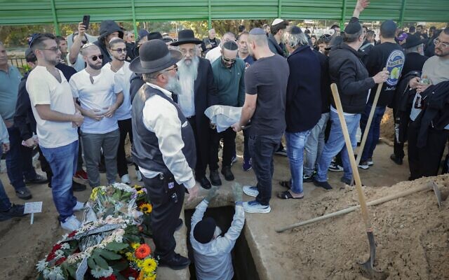 Amis et famille assistant aux funérailles de Dan Elkayam, assassiné lors de l'attentat terroriste perpétré à Bondi Beach, à Sydney pendant la fête de Hanoukka, dans un cimetière d'Ashdod, le 25 décembre 2025. (Crédit : Tal Gal/Flash90)