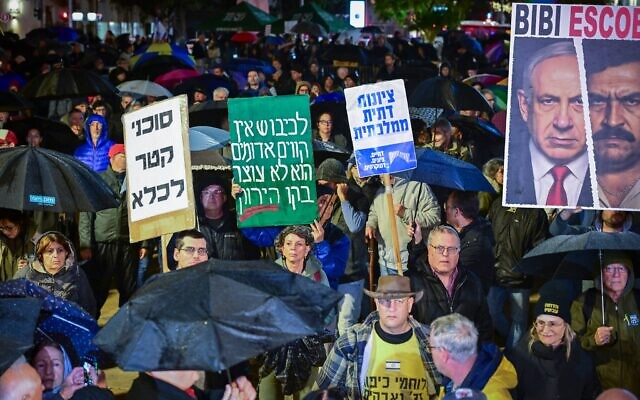 Des personnes participant à une manifestation contre le Premier ministre Benjamin Netanyahu et son gouvernement, sur la Place Habima, à Tel Aviv, le 27 décembre 2025. (Crédit : Avshalom Sassoni/Flash90) Des personnes participant à une manifestation contre le Premier ministre Benjamin Netanyahu et son gouvernement, sur la Place Habima, à Tel Aviv, le 27 décembre 2025. (Crédit : Avshalom Sassoni/Flash90)