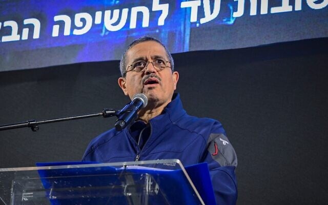 L'ancien chef de la police Roni Alsheikh s'exprimant lors d'une manifestation, sur la Place Habima, à Tel Aviv, le 27 décembre 2025. (Crédit : Avshalom Sassoni/Flash90)