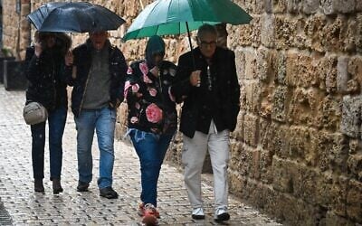 Une journée d'hiver, à Akko, le 27 décembre 2025. (Crédit : Michael Giladi/Flash90)