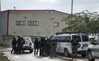 La police en opération dans le village bédouin de Tarabin al-Sana, dans le sud d'Israël, le 28 décembre 2025. (Crédit : Dudu Greenspan/Flash90)