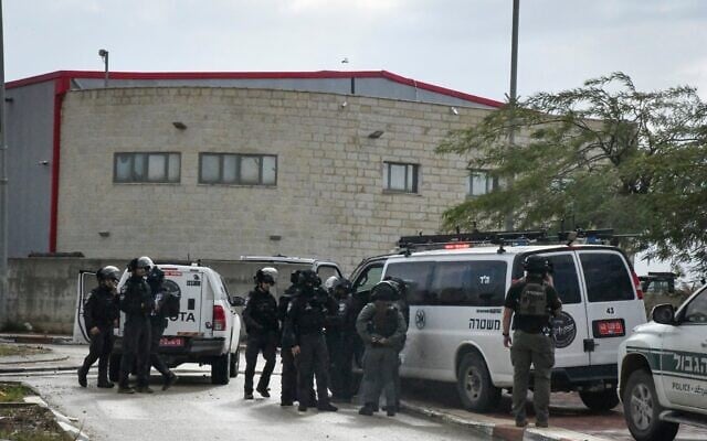 La police en opération dans le village bédouin de Tarabin al-Sana, dans le sud d'Israël, le 28 décembre 2025. (Crédit : Dudu Greenspan/Flash90)