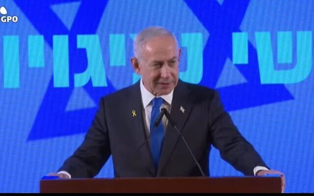 Le Premier ministre Benjamin Netanyahu s'adressant à une assemblée d'ambassadeurs israéliens, à Jérusalem, le 7 décembre 2025. (Crédit : Capture d'écran/GPO)