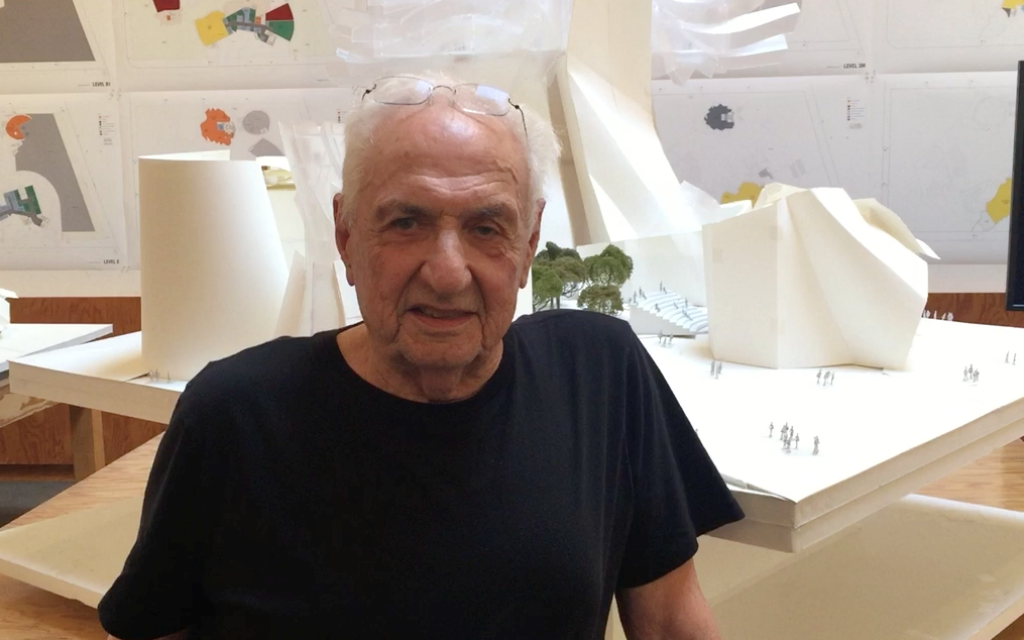 L'architecte Frank Gehry devant une maquette du Musée juif mondial. (Crédit : Autorisation)