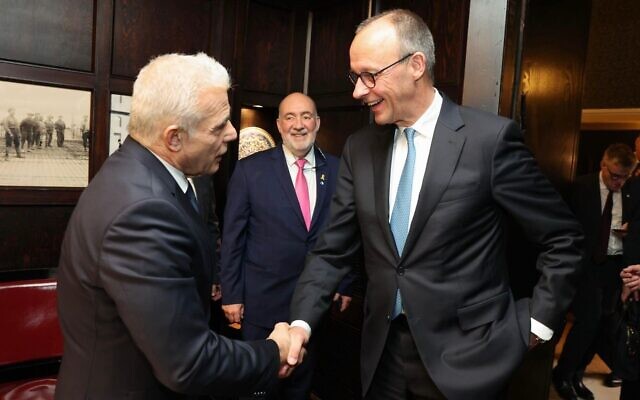Le chef de l'opposition, Yaïr Lapid (à gauche), rencontrant le chancelier allemand Friedrich Merz, à Jérusalem, le 7 décembre 2025. (Crédit : Yaïr Lapid/X)