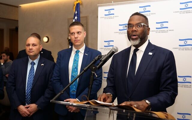 Le maire de Chicago, Brandon Johnson, prend la parole au consulat israélien lors de la célébration de Hanoukka à Chicago, le 18 décembre 2025. (Crédit : Consulat israélien à Chicago) Le maire de Chicago, Brandon Johnson, prend la parole au consulat israélien lors de la célébration de Hanoukka à Chicago, le 18 décembre 2025. (Crédit : Consulat israélien à Chicago)