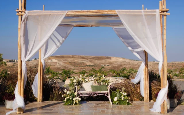 Image illustrative d'un dais nuptial ou houppa. (Crédit : iStock/ Edward Shtern)