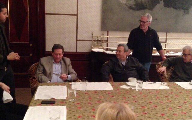 Assis, de gauche à droite, le milliardaire Thomas Pritzker, l'ancien Premier ministre Ehud Barak et le réalisateur Woody Allen, tandis que le magicien David Blaine se tient debout à gauche et que le financier Jeffrey Epstein, aujourd'hui tombé en disgrâce, se tient entre Barak et Allen, sur une photo non datée provenant de la succession d'Epstein et publiée par les démocrates du Congrès américain le 18 décembre 2025. (Crédit : Démocrates de la Commission de surveillance de la Chambre des représentants)